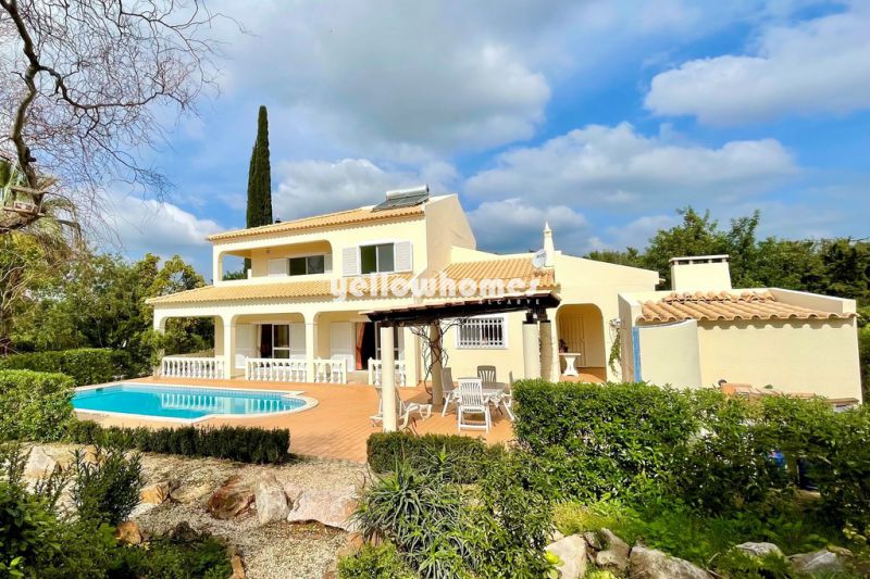 Well maintained 5 bed villa with pool, garage and tennis court near Boliqueime 